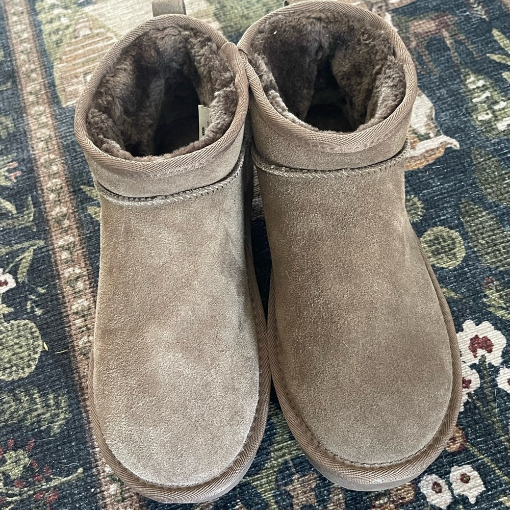 CUSHIONAIRE Genuine Suede Ankle Boots Taupe Faux Fur Size 9 - Picture 12 of 12